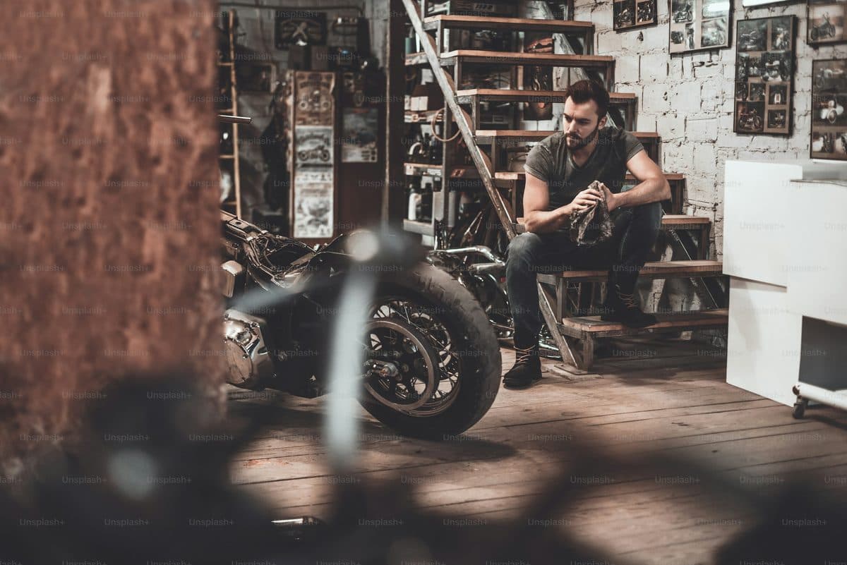 Atelier de démontage de motos